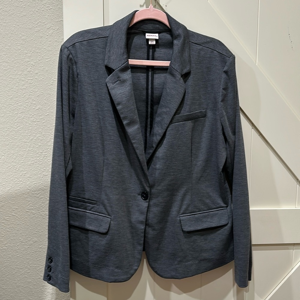 Merona blazer. Great condition. Pit 23”. Length 26”. Has one button.